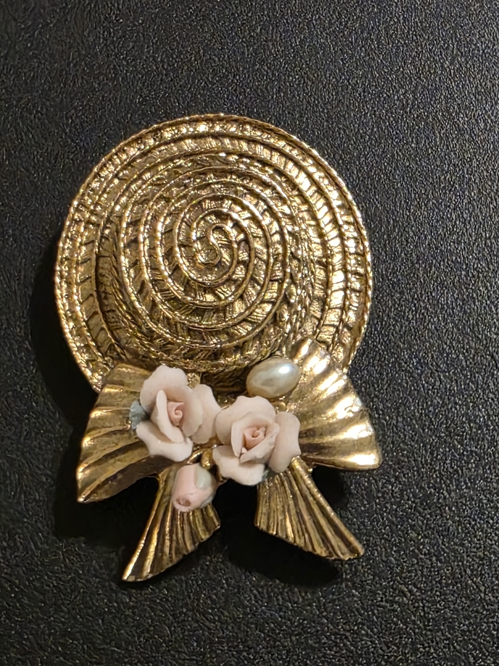 1928 Gold-Tone Straw Hat Brooch with Pink Rose Accents *as Is/see description*